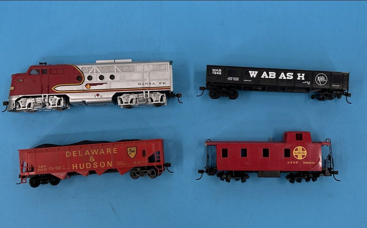 Vintage Bachmann Santa Fe Flyer train set Circle track