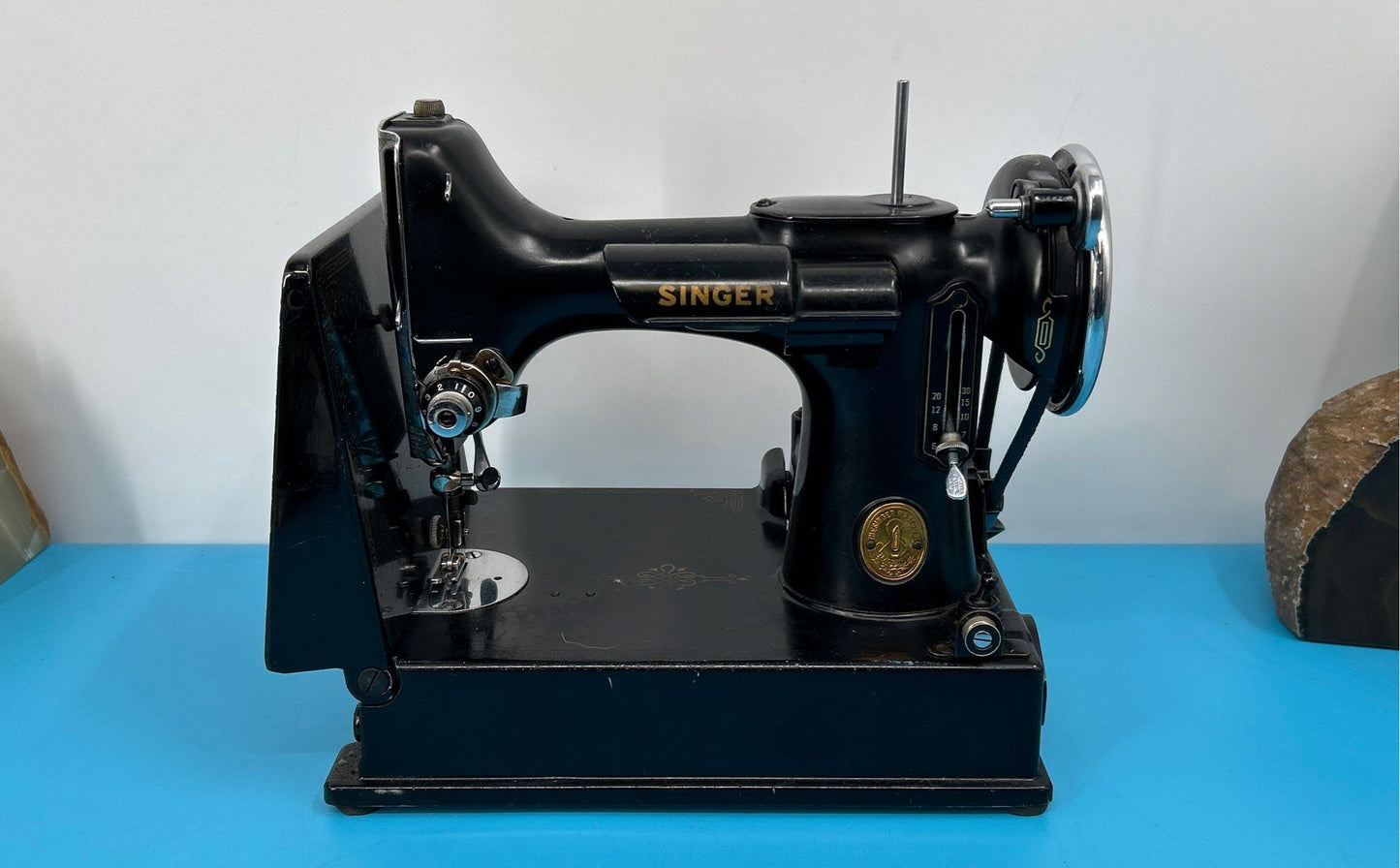 Vintage 1946 Portable Featherweight Singer Sewing Machine w/ foot pedal model 15