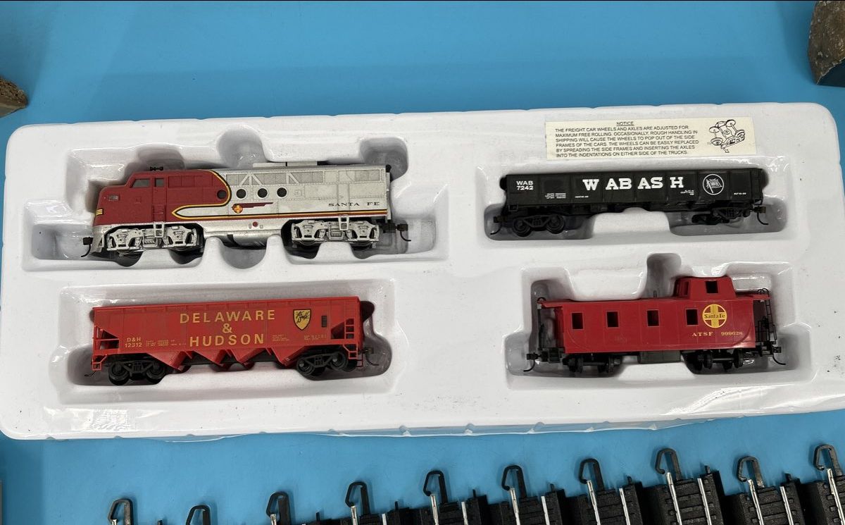 Vintage Bachmann Santa Fe Flyer train set Circle track