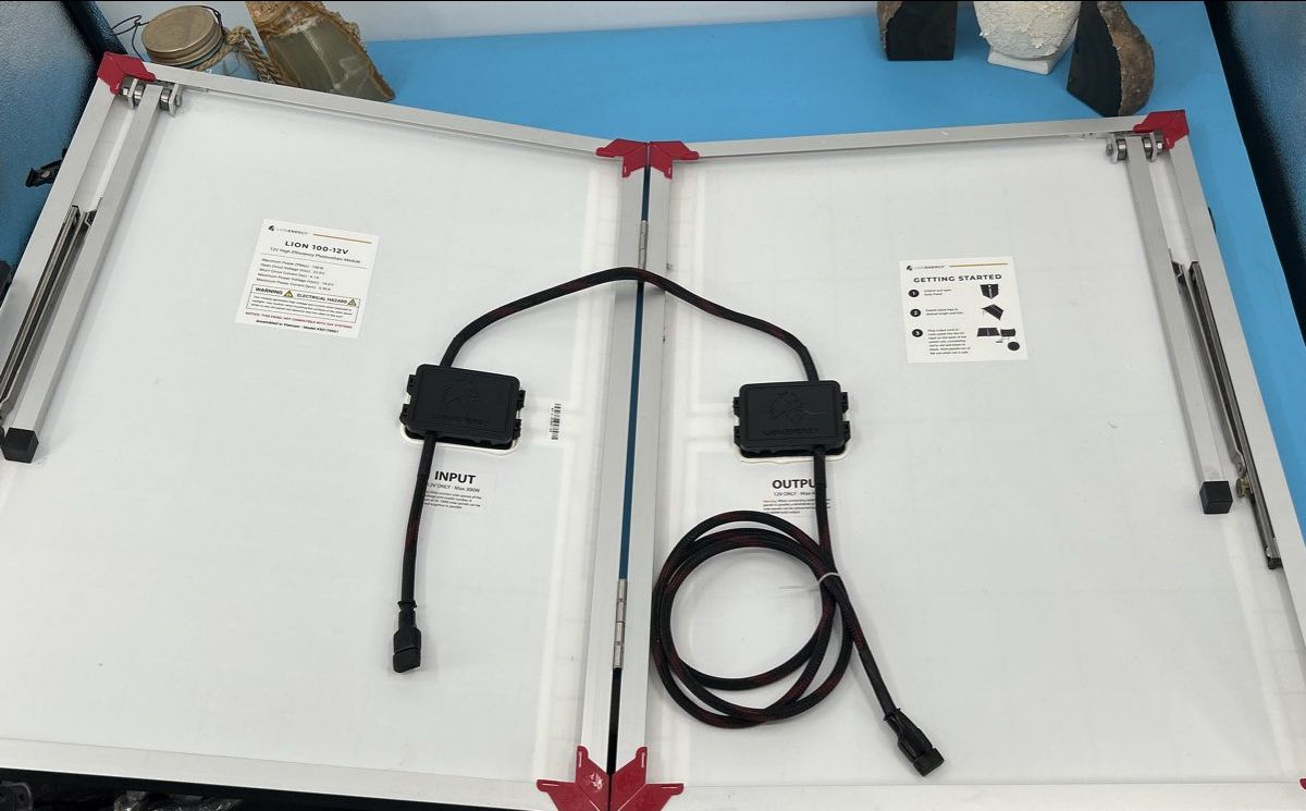 Patriot Power Generator 1800 2x solar panels 3 usb lightbulbs, insulating box