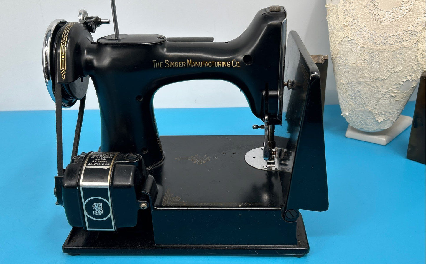 Vintage 1946 Portable Featherweight Singer Sewing Machine w/ foot pedal model 15