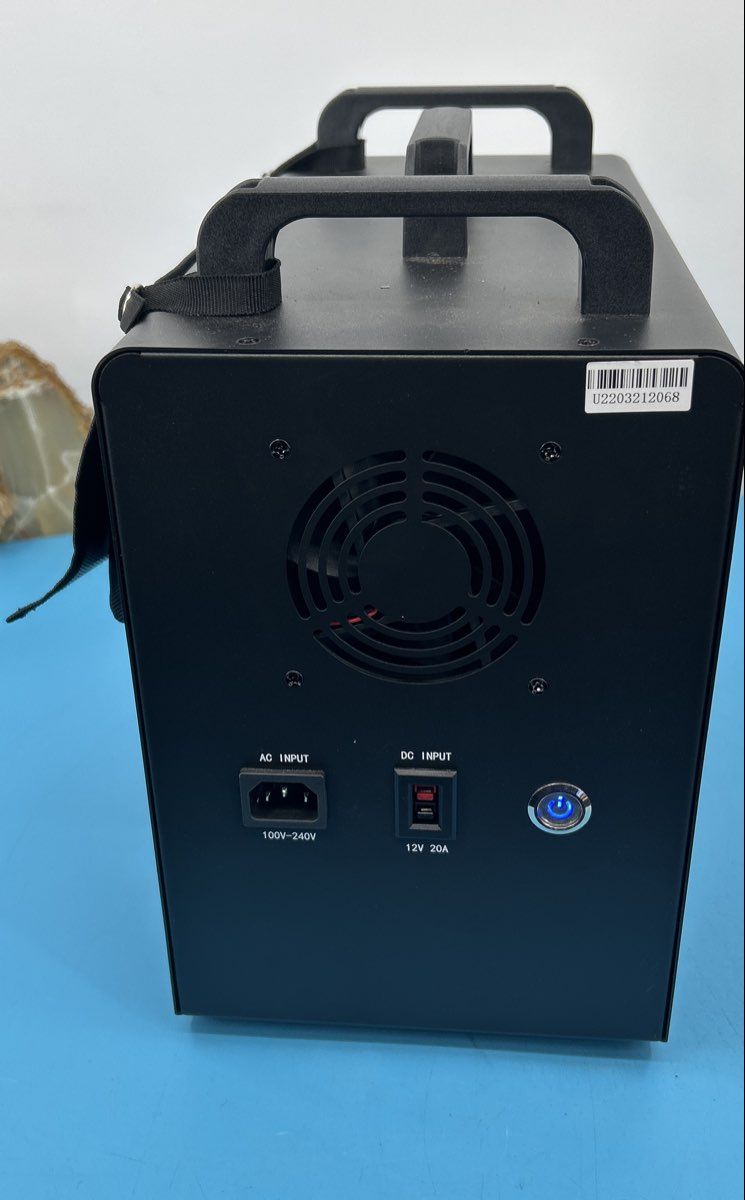 Patriot Power Generator 1800 2x solar panels 3 usb lightbulbs, insulating box