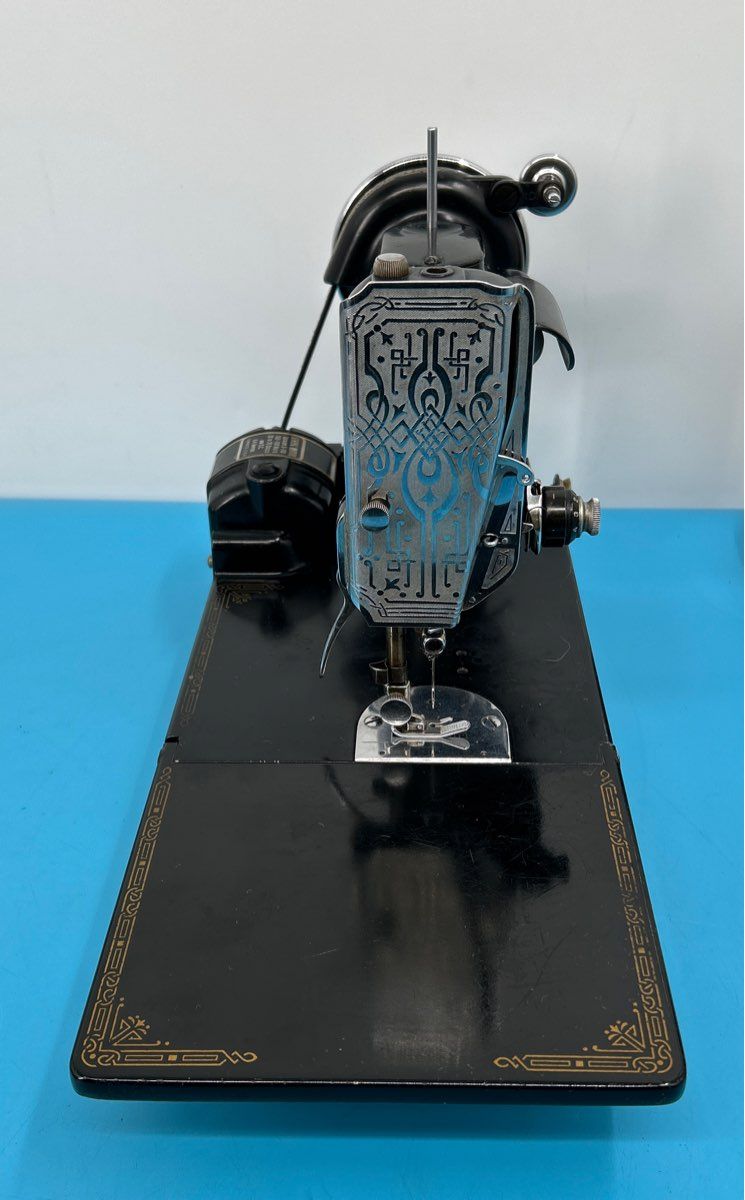 Vintage 1946 Portable Featherweight Singer Sewing Machine w/ foot pedal model 15