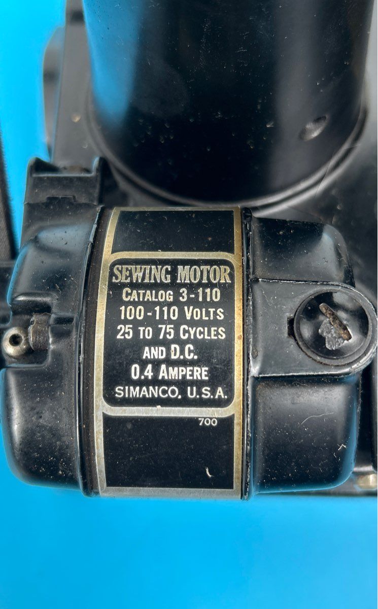 Vintage 1946 Portable Featherweight Singer Sewing Machine w/ foot pedal model 15