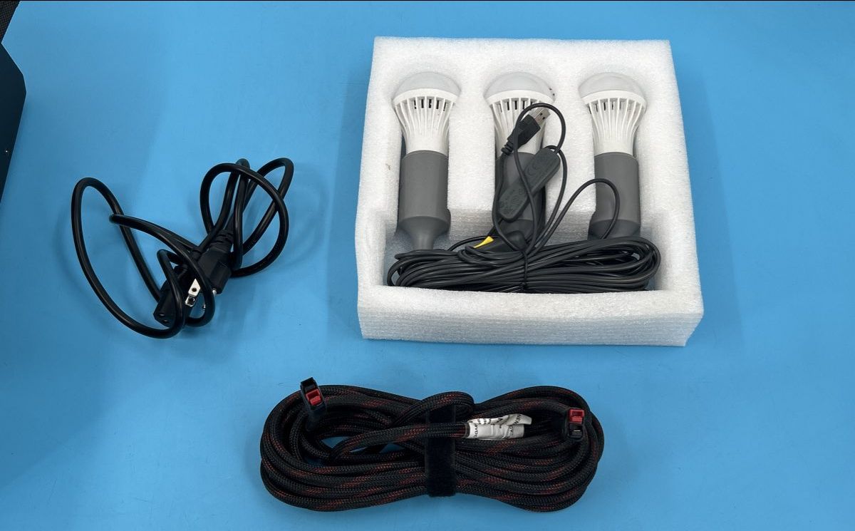 Patriot Power Generator 1800 2x solar panels 3 usb lightbulbs, insulating box