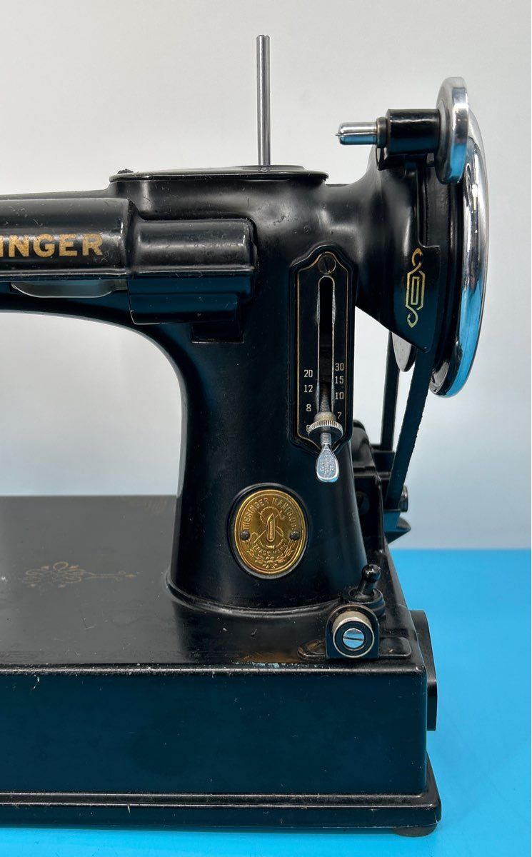 Vintage 1946 Portable Featherweight Singer Sewing Machine w/ foot pedal model 15