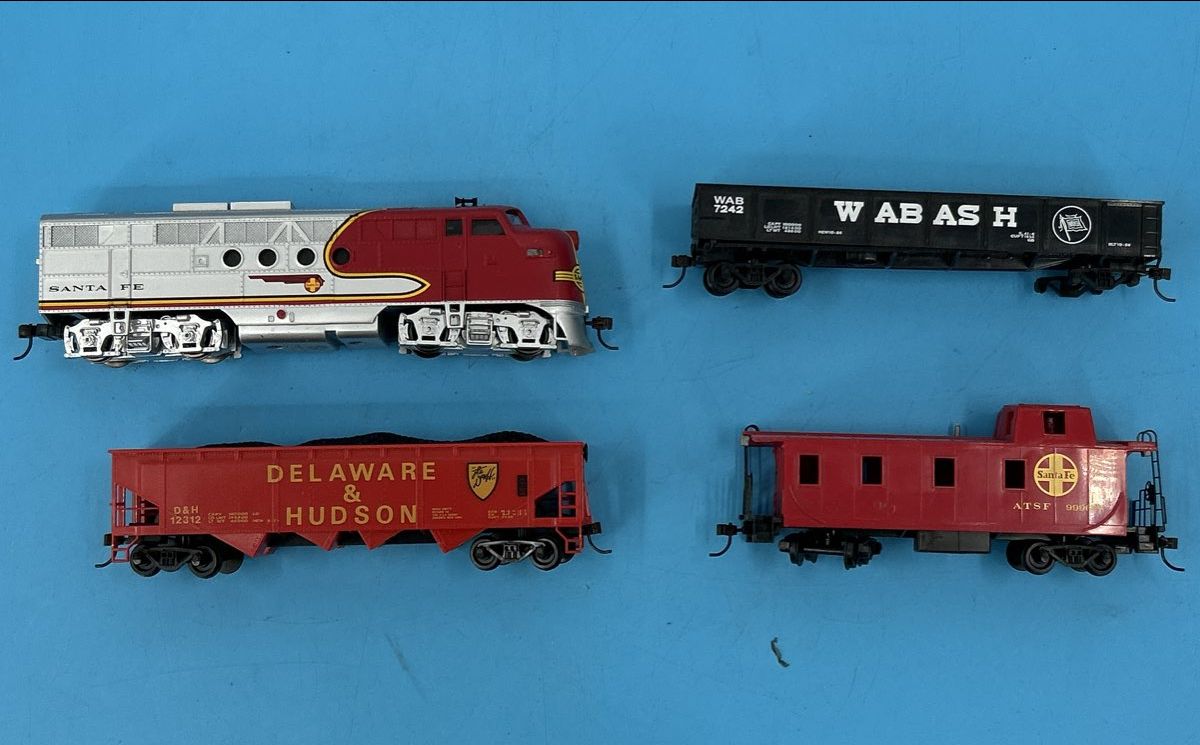Vintage Bachmann Santa Fe Flyer train set Circle track